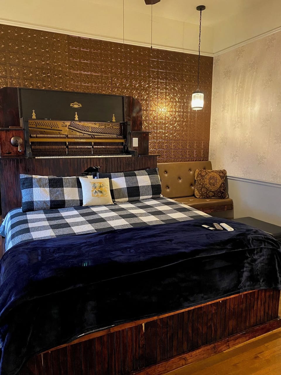 Piano Room | Iron/ironing board, WiFi (free), individually decorated