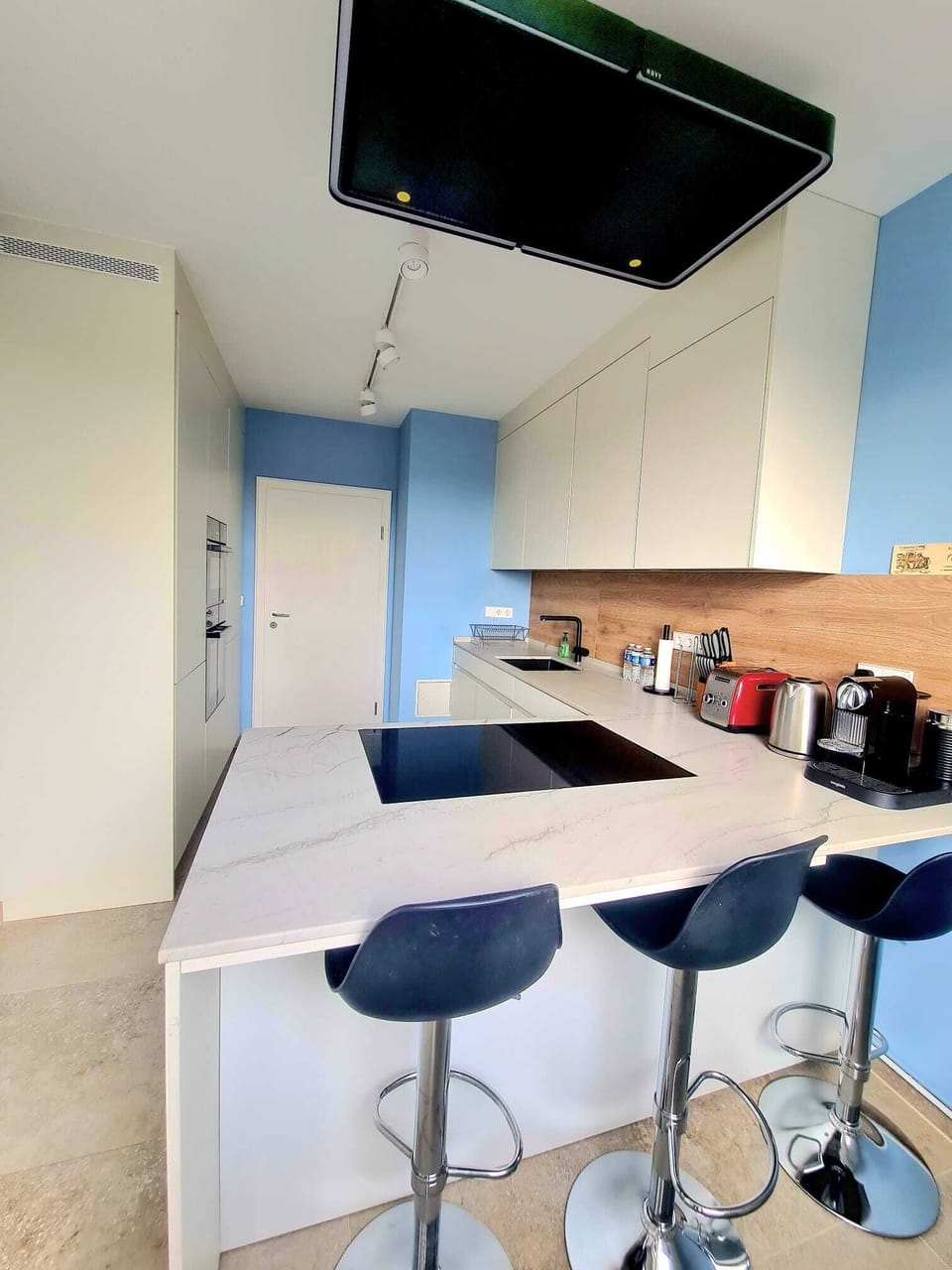Full-size fridge, microwave, oven, stovetop
