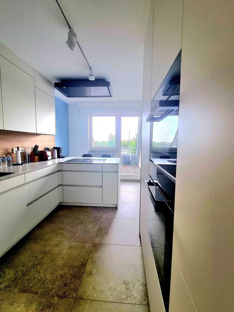 Full-size fridge, microwave, oven, stovetop