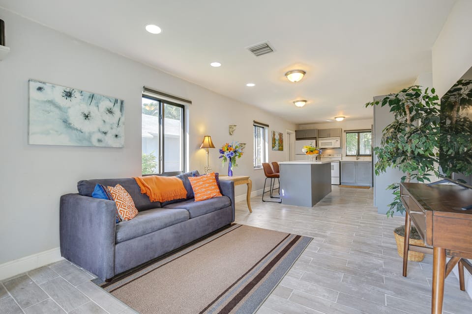 Living Room | Full Sleeper Sofa | Smart TV | Central Heating & A/C | Free WiFi