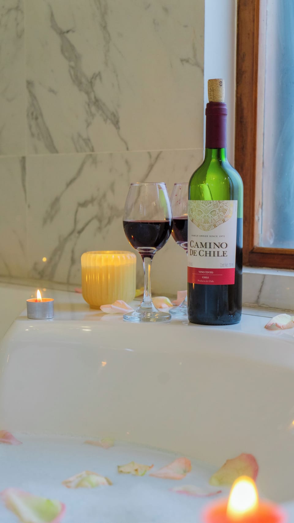 Romantic Studio Suite | Bathroom | Towels, soap, shampoo, toilet paper
