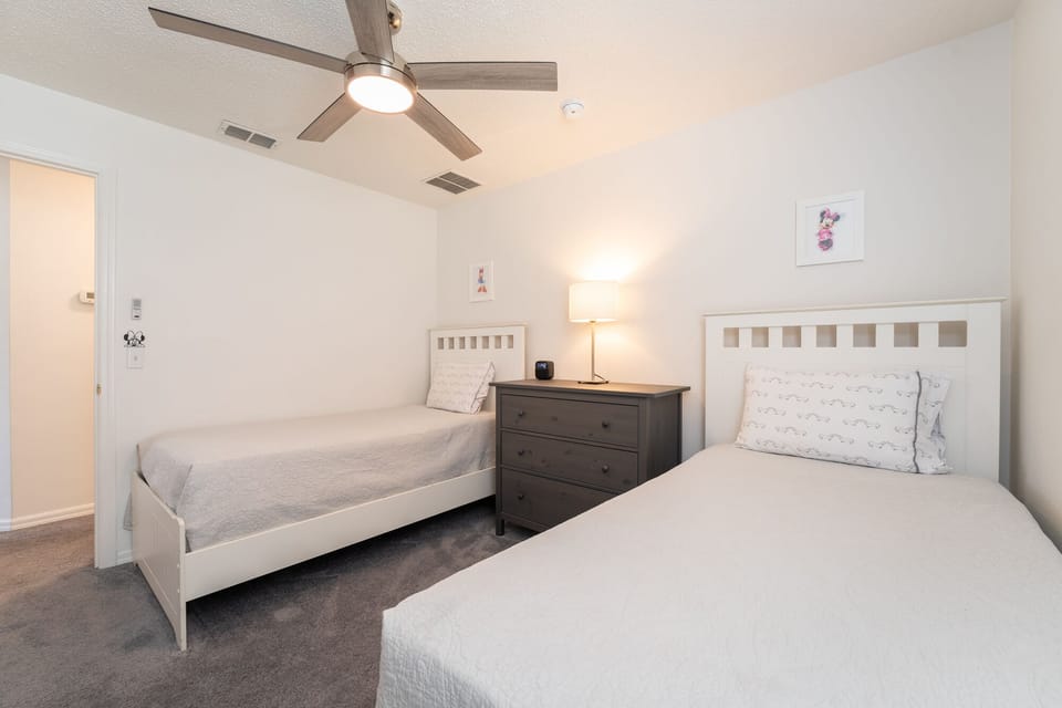 Bedroom 4 showing 2-twin beds