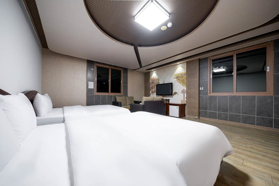 Family Twin Room | Premium bedding, pillowtop beds, individually decorated