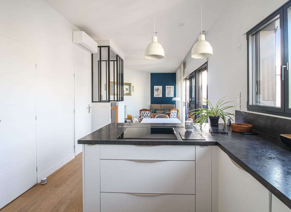 Cuisne ouverte sur pièce de vie