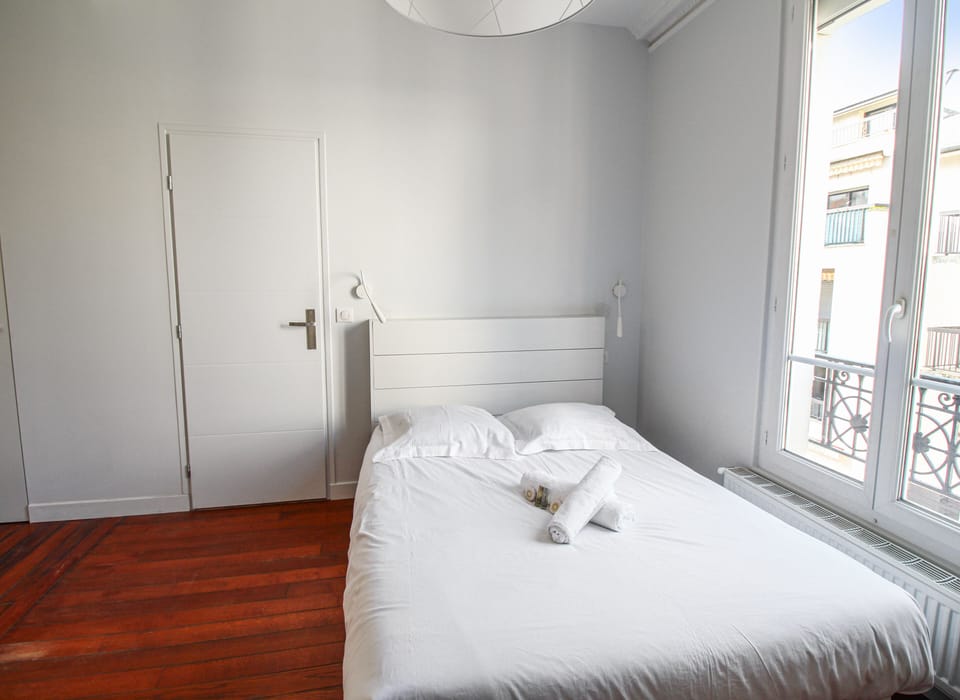 Confortable chambre avec lit double