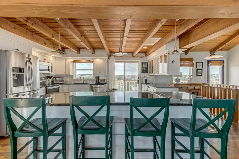 3rd-Level Kitchen with Bar (seats 4)