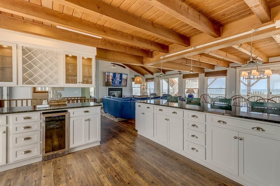 3rd-Level Kitchen with Bar (seats 4)