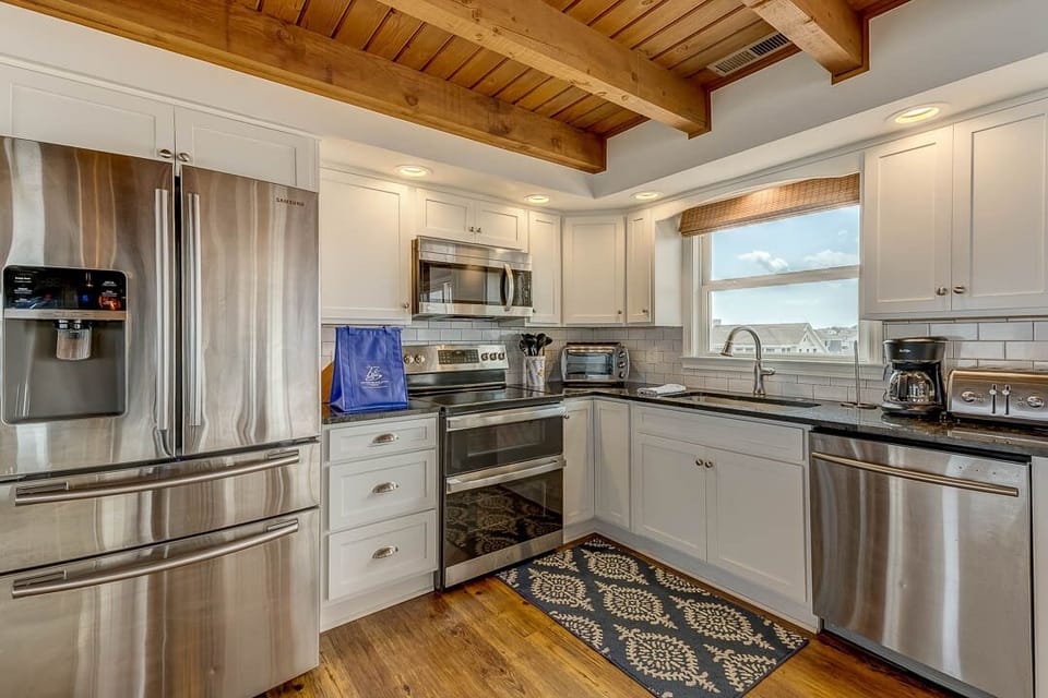 3rd-Level Kitchen with Bar (seats 4)