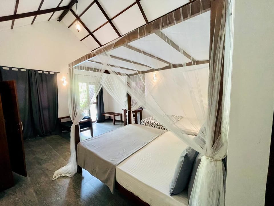 Minibar, desk, free WiFi, bed sheets