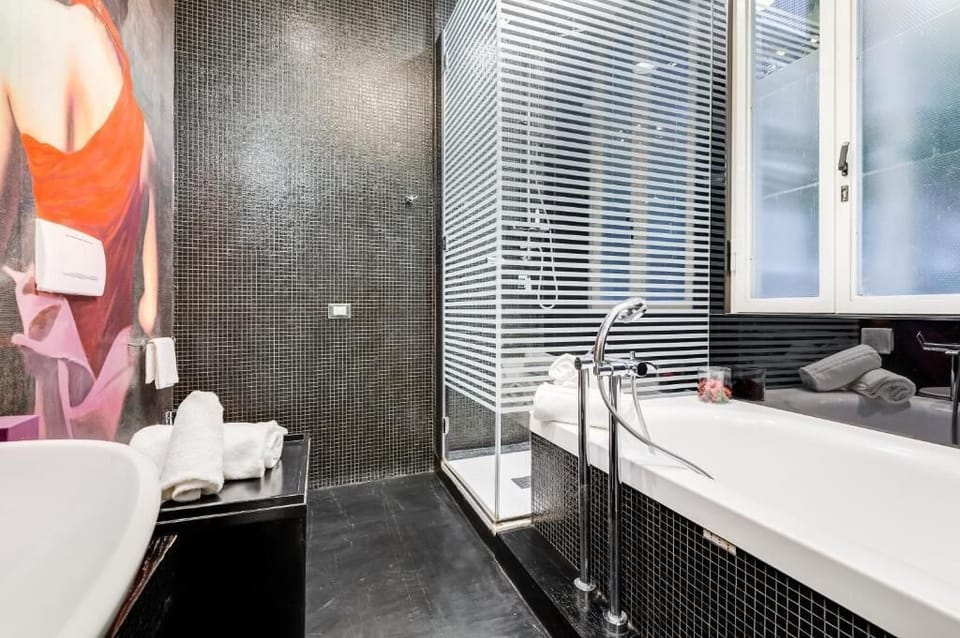 Deluxe Suite | Bathroom | Free toiletries, towels