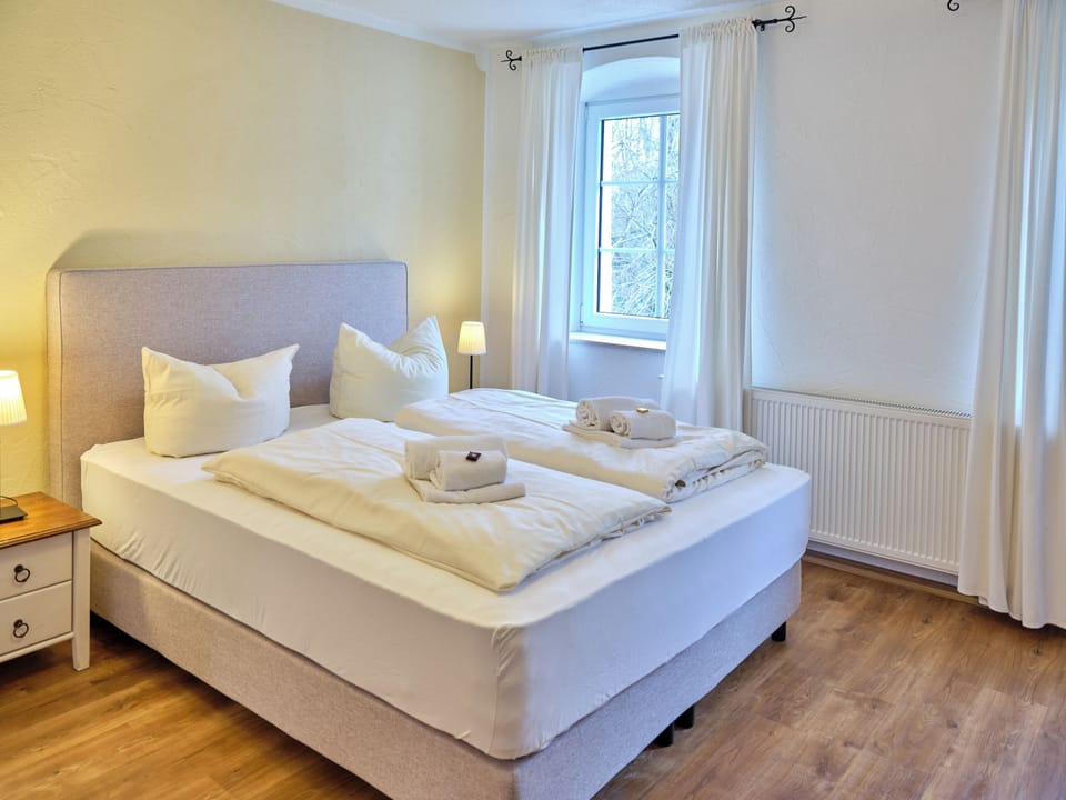 Hypo-allergenic bedding, minibar, desk, laptop workspace