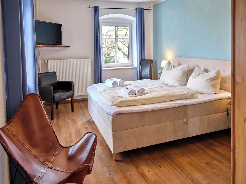 Comfort Double Room, 1 Bedroom, Non Smoking, Courtyard Area | Hypo-allergenic bedding, minibar, desk, laptop workspace