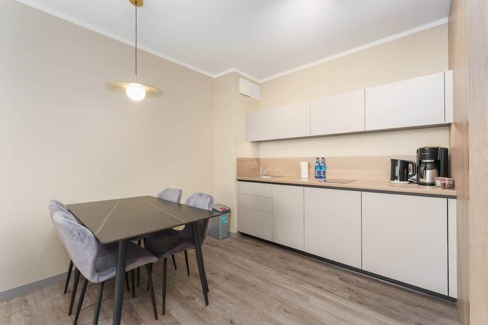 Kitchenette with plenty of kitchen utensils and dishes. 