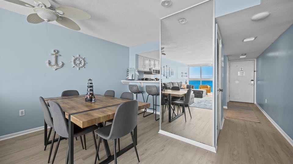 Edgewater West 82 - Dining & Kitchen area
