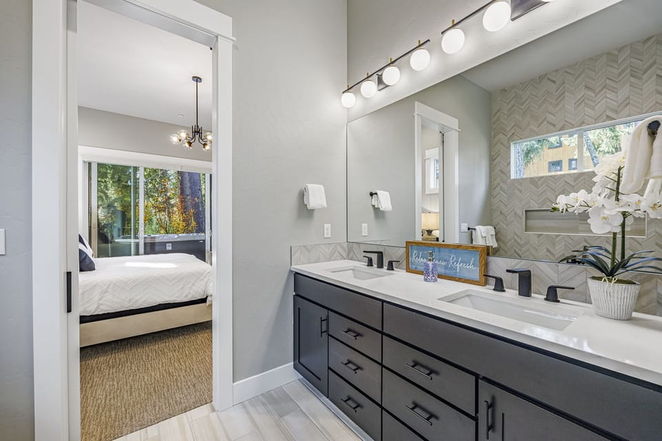 Master En Suite Bathroom – Dual Vanities + Lighting for Smooth Shared Mornings
