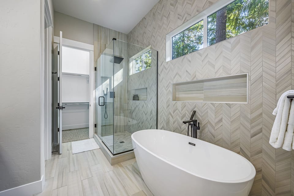 Master En Suite Bathroom with Soaking Tub – Peaceful Spa Moments After Exploring Nearby Trails