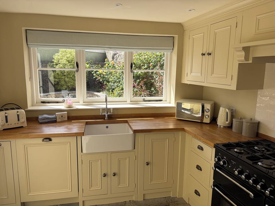 Cottage | Private kitchen | Dishwasher, cookware/dishes/utensils