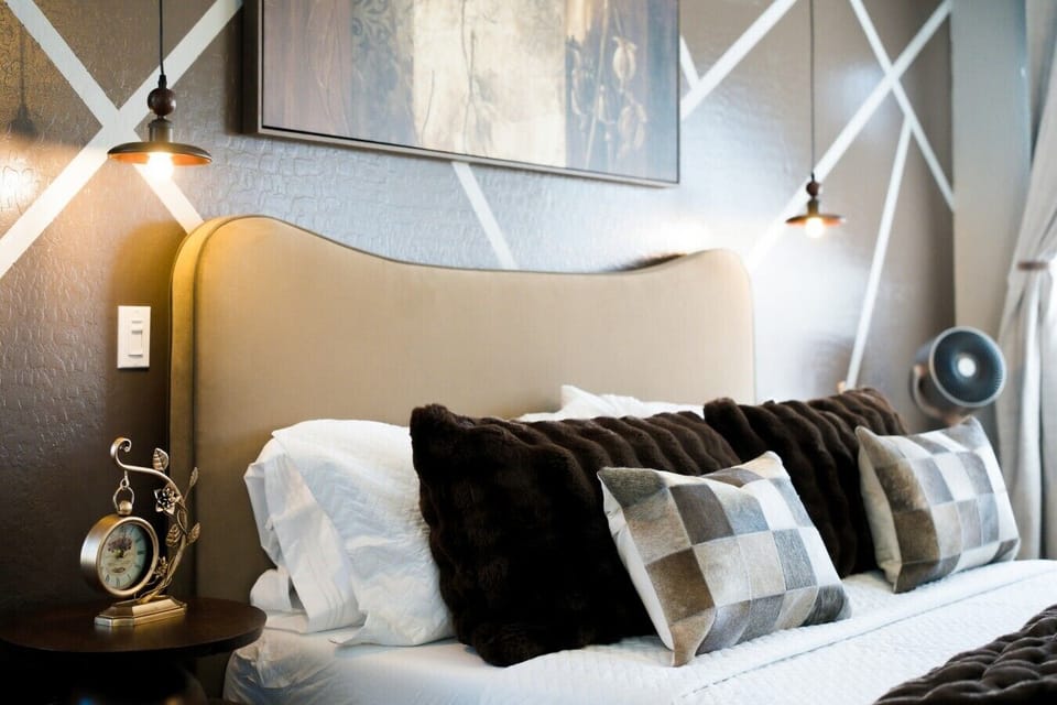 🛏️ Luxury Bedroom Comfort — Enjoy a cozy sleeping space with premium bedding, thoughtful décor, and a relaxing design created for restful nights after a day of adventure