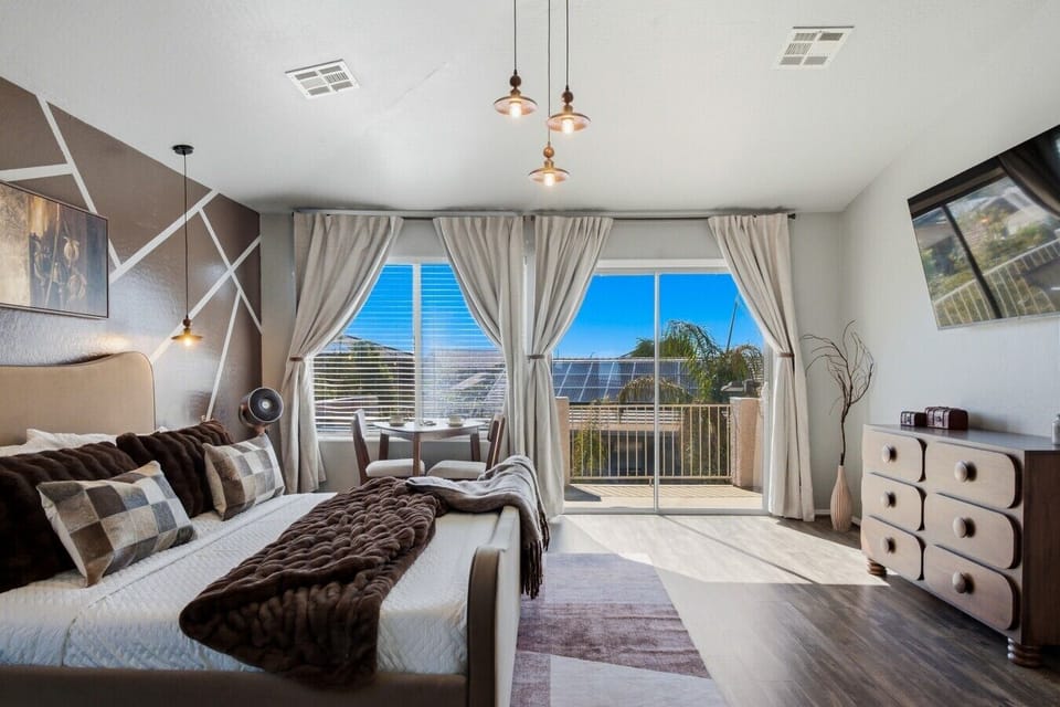 🌅 Bright Primary Suite with Views — Wake up to beautiful Arizona sunshine in this spacious bedroom featuring large windows, natural light, stylish furnishings, and a relaxing retreat feel.