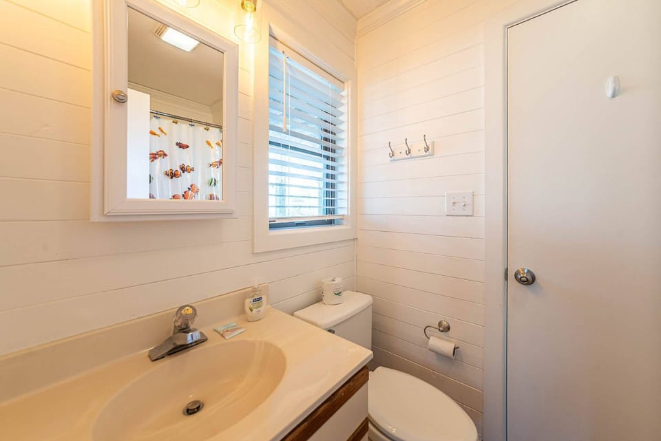 Mid Level Shared Bath