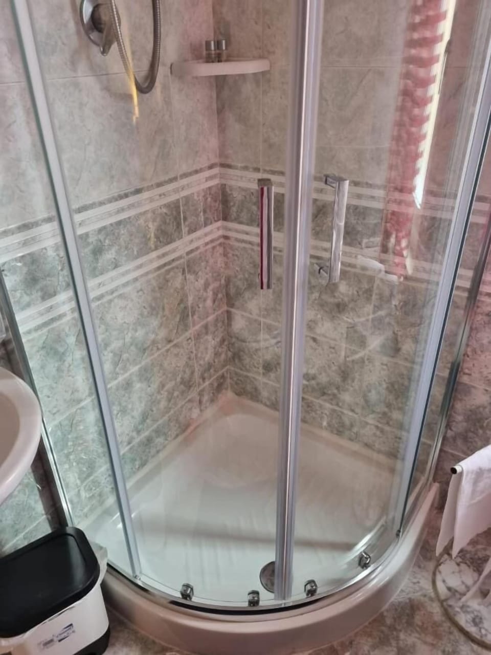 Classic Double or Twin Room | Bathroom | Shower, free toiletries, hair dryer, bidet