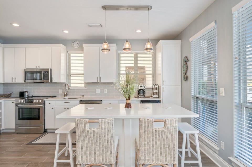 Island dining area for up to 6 guests