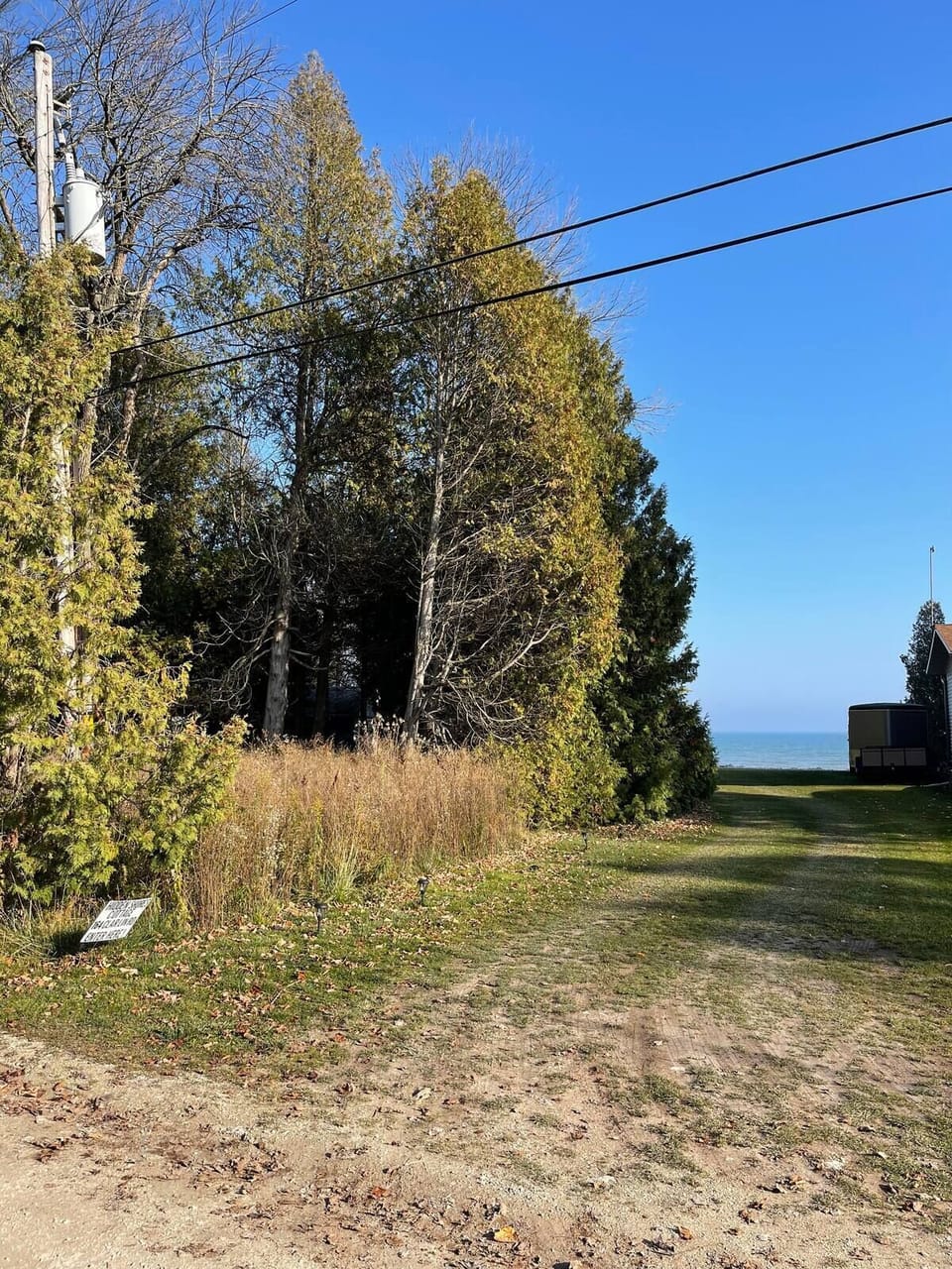 The easement (public access) walkway to the lake!