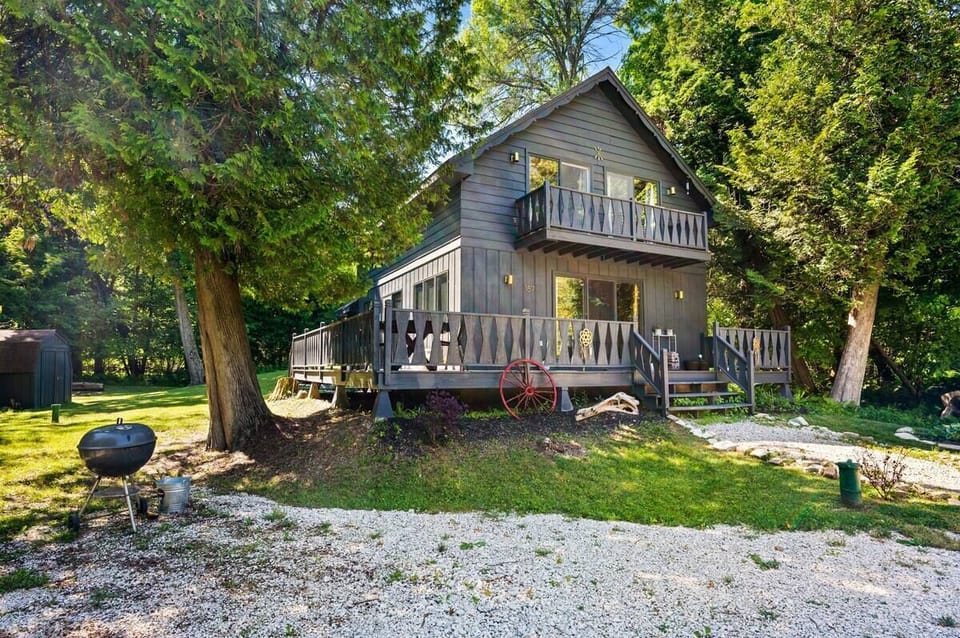 Front view of the cabin!