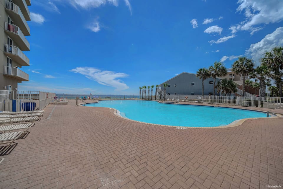 Tidewater has 2 outdoor and 1 indoor swimming pools.