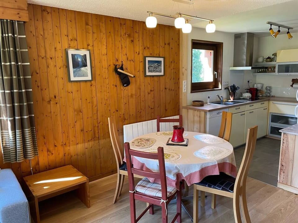 ★ Convenient & Thoughtful★ Designed and furnished with convenience in mind, the dining area provides comfortable sitting for 5.