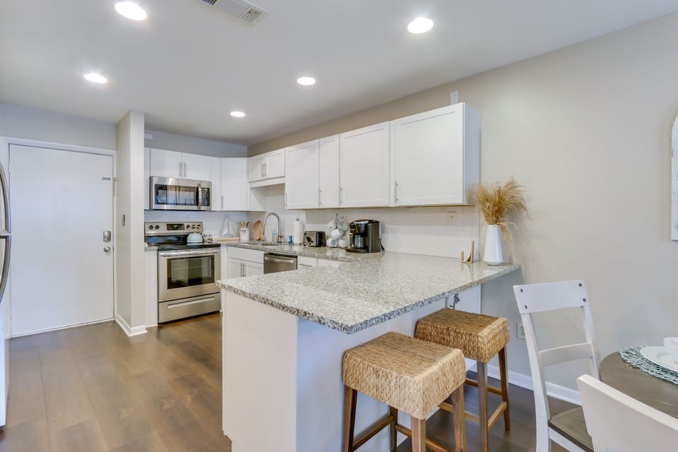Kitchen | Cooking Basics | Keurig Coffee Maker | Bar Seating | Washer & Dryer