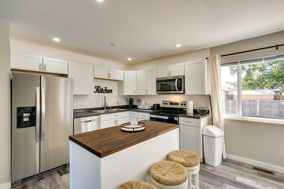 Kitchen | Bar Seating | Coffee Maker | Toaster | Cooking Basics
