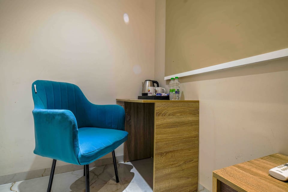 Deluxe Room | 1 bedroom, laptop workspace, soundproofing, iron/ironing board