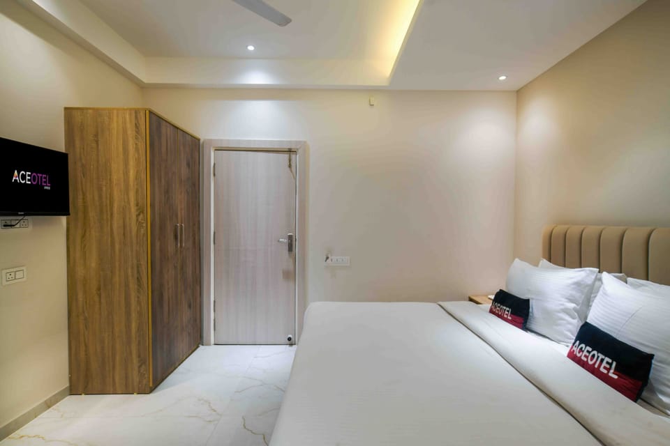 Deluxe Room | 1 bedroom, laptop workspace, soundproofing, iron/ironing board