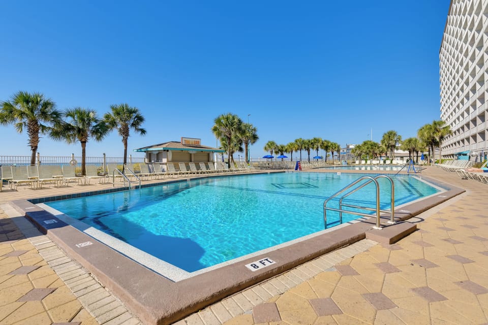 The Summit | Community Amenities | Outdoor Pools | Beach Access | On-Site Bar