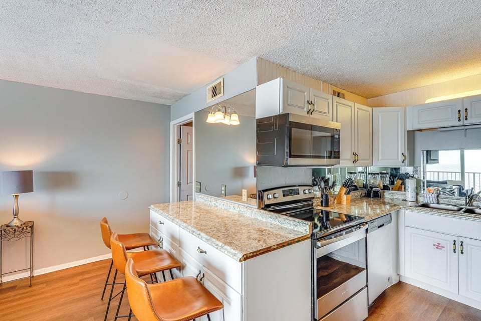 Kitchen | Keurig/Drip Coffee Maker | Blender | Toaster | Cooking Basics