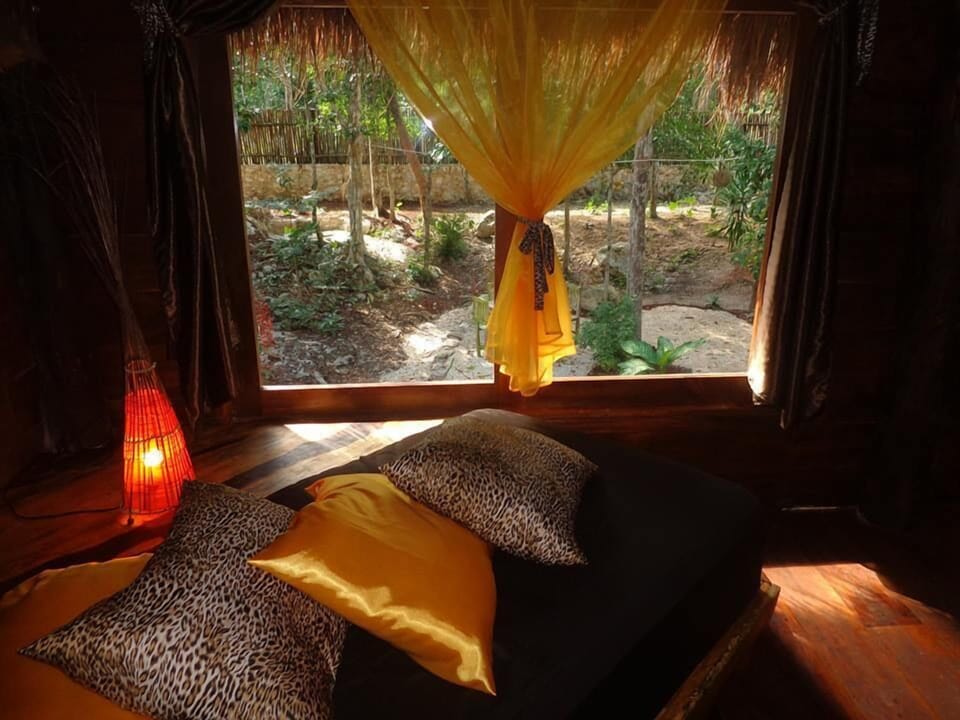 In-room safe, bed sheets