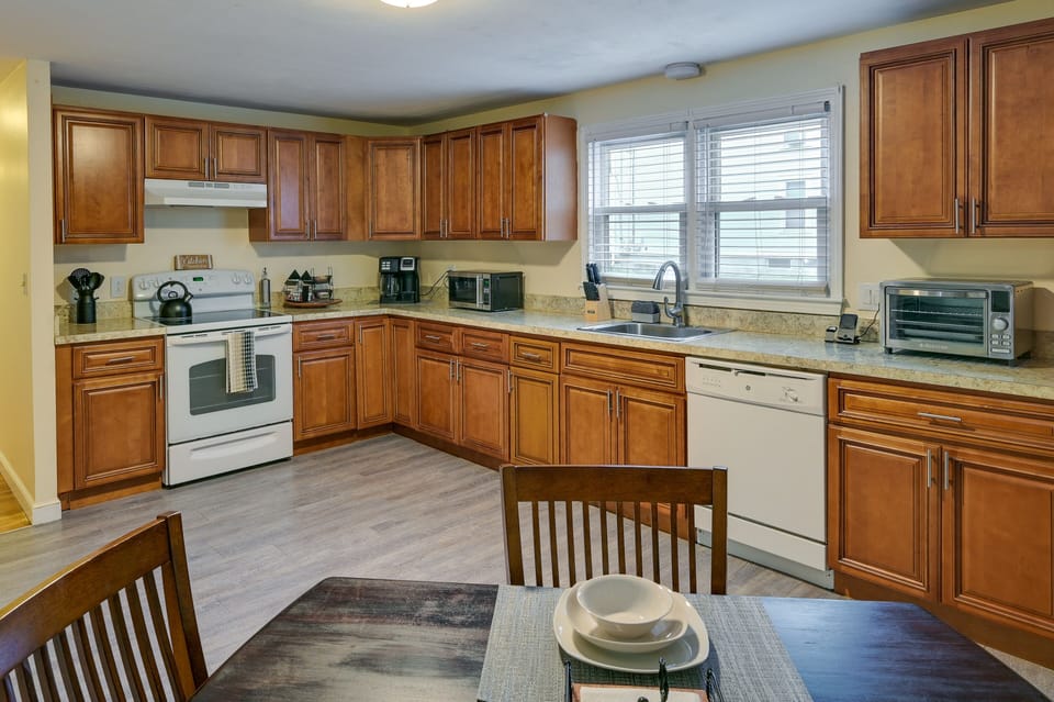 Kitchen | Cooking Basics | Coffee Maker | Trash Bags & Paper Towels Provided