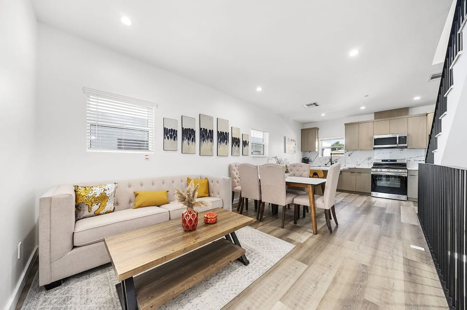 Exclusive Room, 1 Queen Bed | Living area