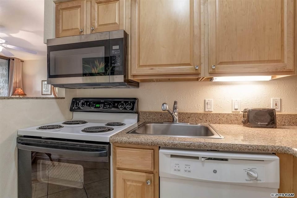 Classic Condo, 1 King Bed with Sofa bed | Private kitchen | Full-size fridge, microwave, oven, stovetop
