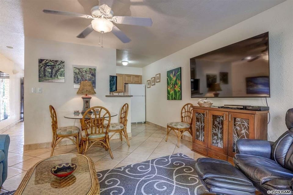 Classic Condo, 1 King Bed with Sofa bed | In-room dining