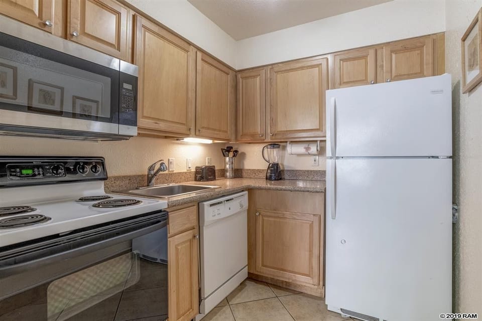 Classic Condo, 1 King Bed with Sofa bed | Private kitchen | Full-size fridge, microwave, oven, stovetop