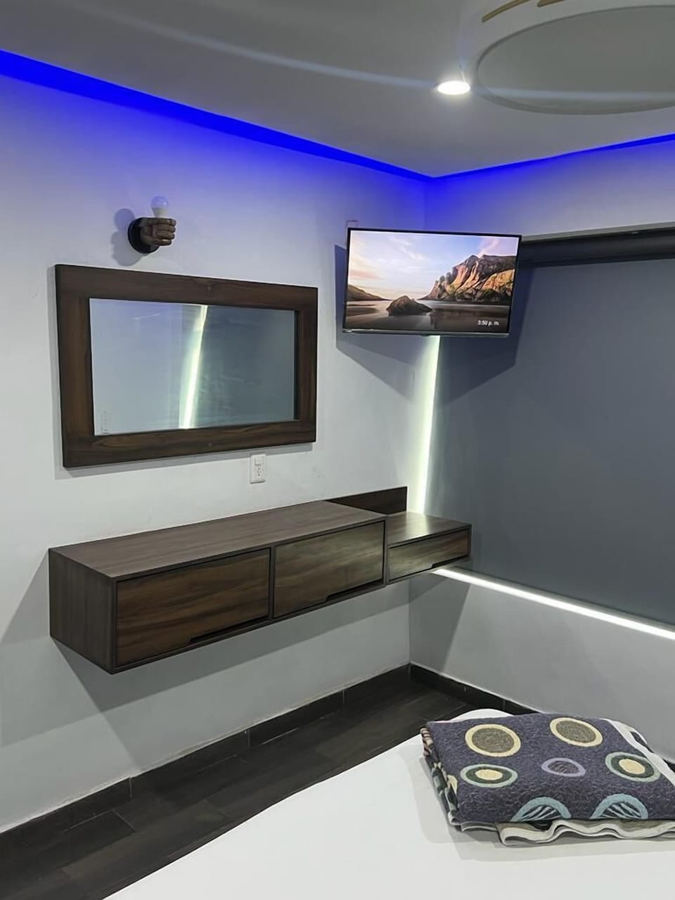 Family Single Room | Iron/ironing board, free WiFi