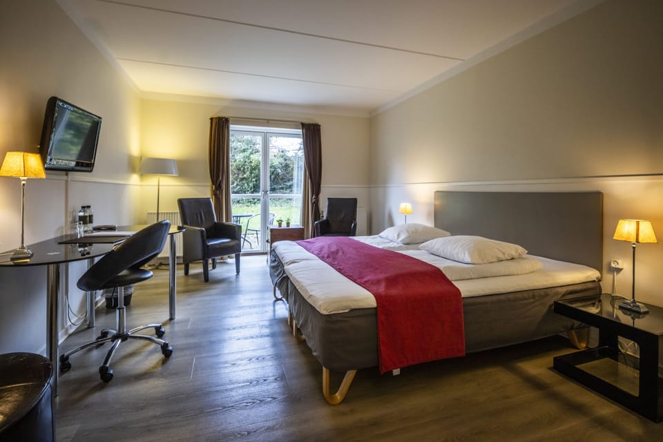 Comfort Room | Desk, laptop workspace, iron/ironing board, free WiFi