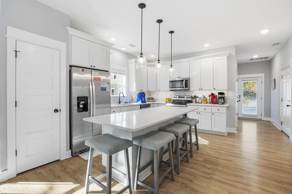 Ground-Level Kitchen with Bar (seats 4)