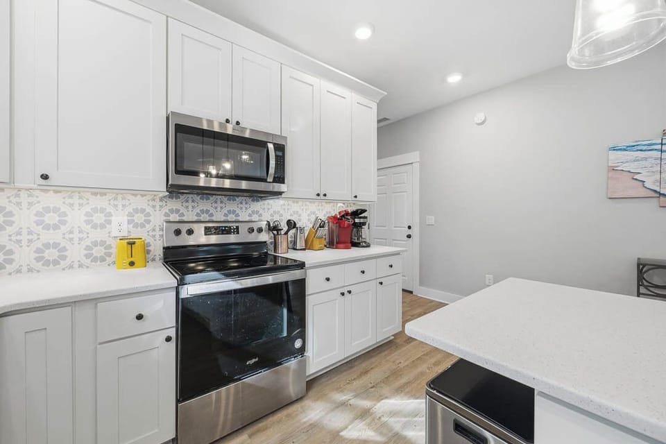 Ground-Level Kitchen with Bar (seats 4)