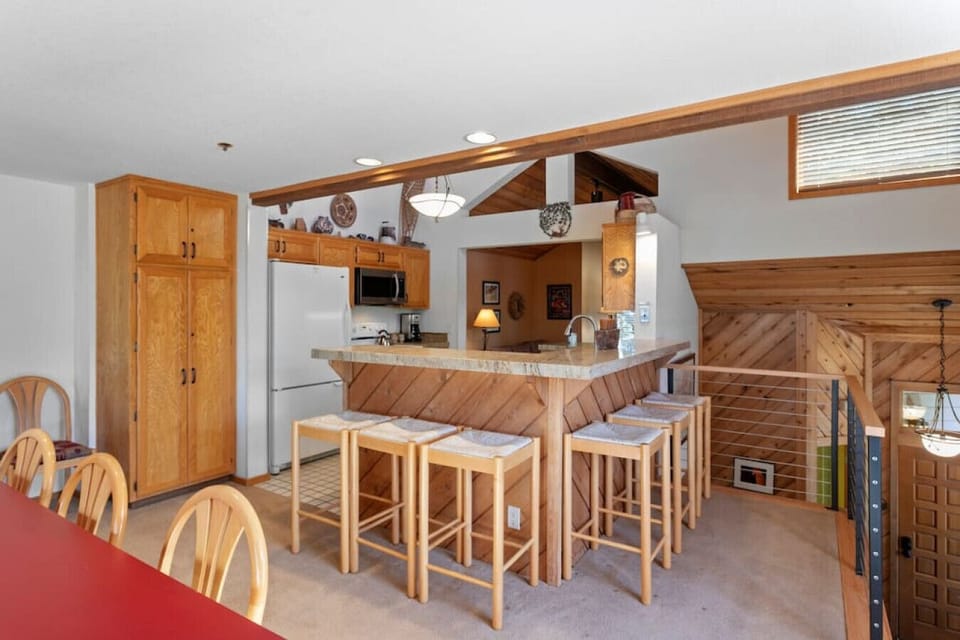 Breakfast Bar with Seating for 6