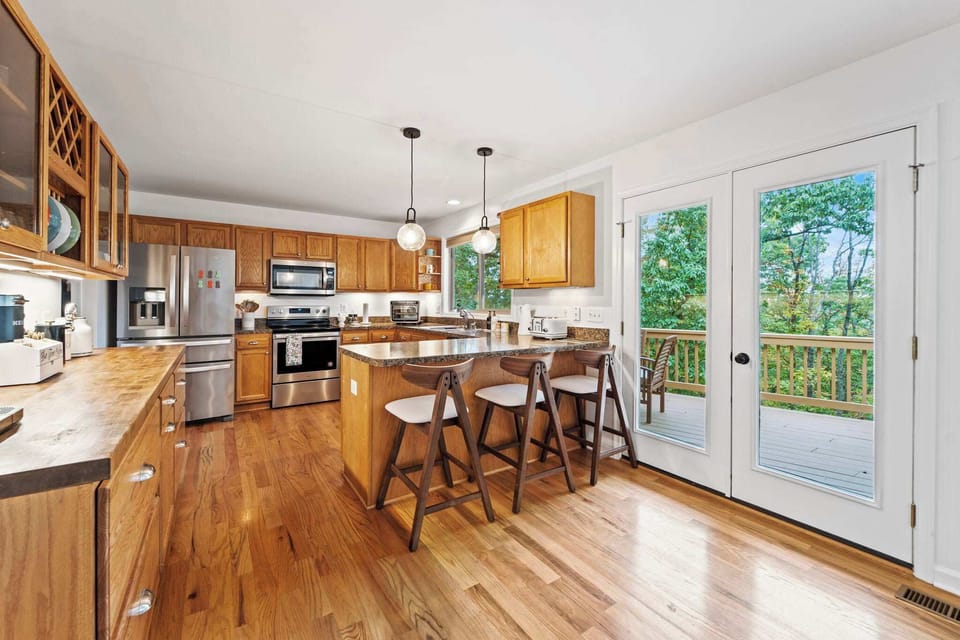 Hardwood floors, open kitchen