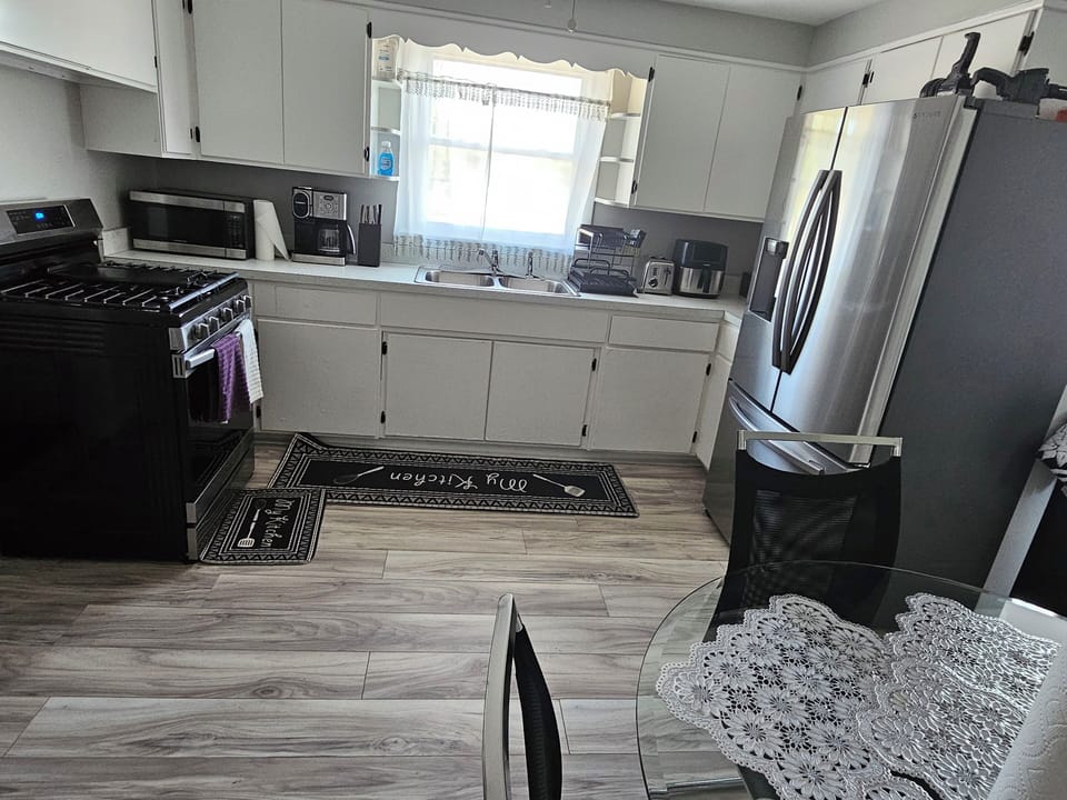 fully-equipped kitchen, including stainless steel appliances fridge  & ice maker