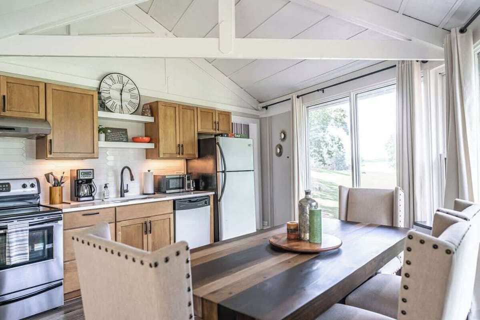 Dining table and fully equipped kitchen